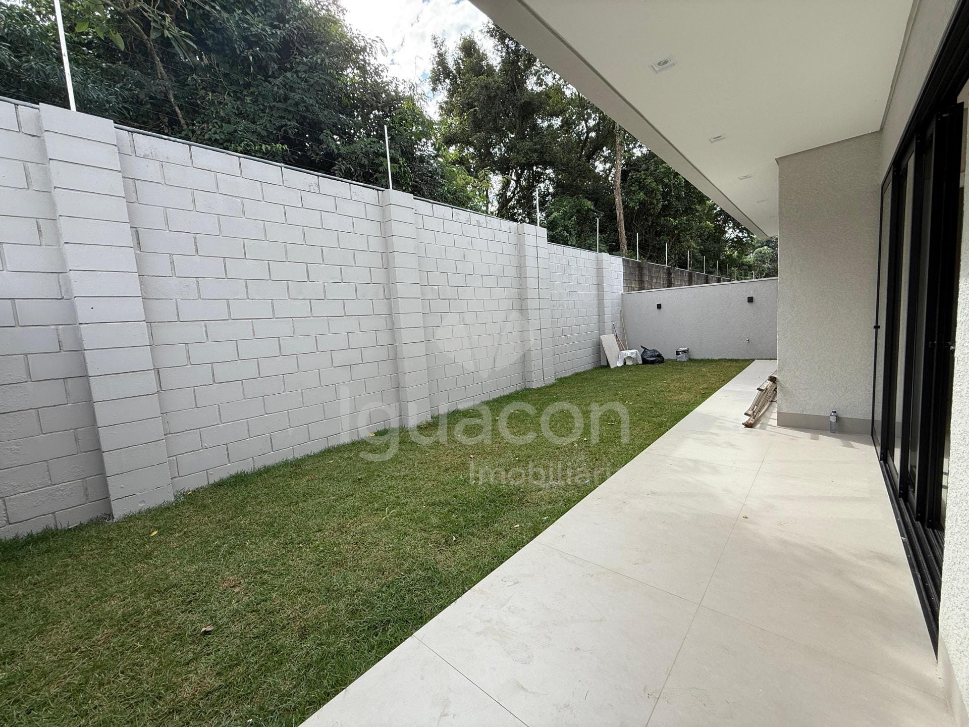 Casa com 03 Suítes e Espaço Gourmet no Condomínio Fechado Horizontal Iguaçu na Vila Carimã — foto 1