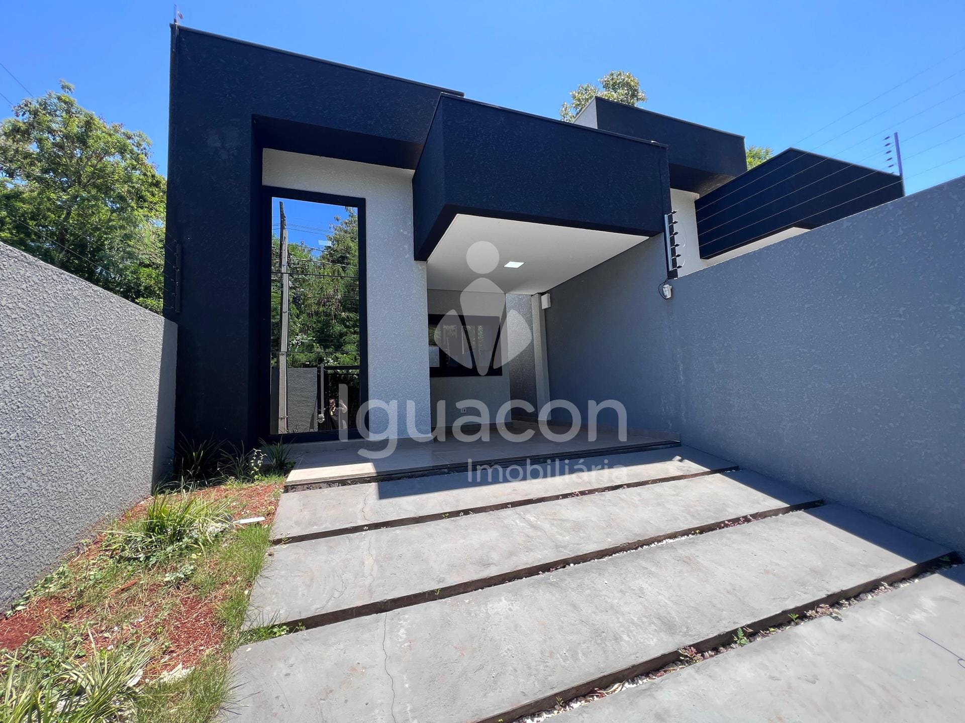 Casa com 03 Dormitórios sendo 01 Suíte e Edícula com Churrasqueira no Centro — foto 2
